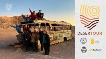 VALLECITO COM MAGIC BUS NA CORDILHEIRA DE SAL